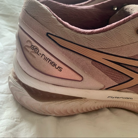 Women’s ASICS. Size 9. - Picture 4 of 7